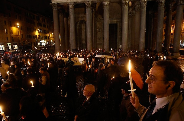 Σιωπηλή διαδήλωση για τις αυτοκτονίες στη Ρώμη