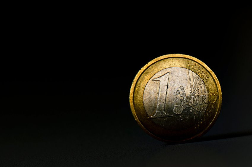 To Focus φοβερίζει: Καταρρέει στις 6 Μαΐου το ευρώ