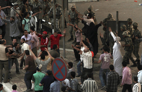 Αίγυπτος: Δυνάμεις του στρατού γύρω από το υπουργείο ‘Αμυνας και 300 προφυλακίσεις