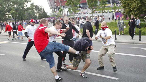 Euro 2012: Σοβαρά επεισόδια με 184 συλληφθέντες στη Βαρσοβία
