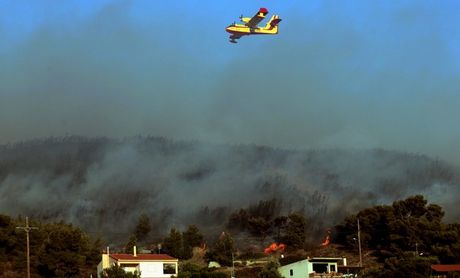 Σε εξέλιξη το μέτωπο φωτιάς στην Κερατέα, υπό έλεγχο τα άλλα