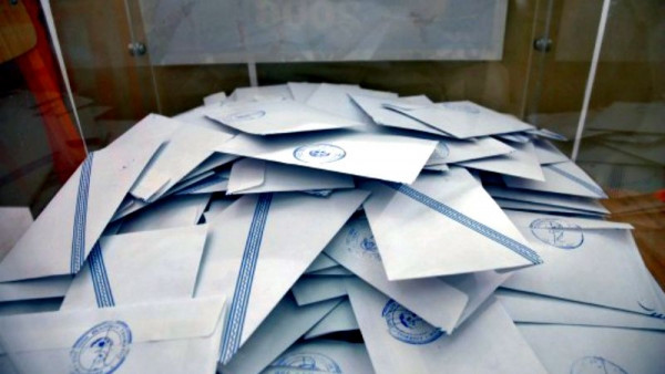 Υπό κράτηση εκλογική αντιπρόσωπος της ΝΔ που φέρεται να άλλαζε ψηφοδέλτια