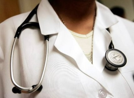 Μειώνεται ο αριθμός των συμβεβλημένων με τον ΕΟΠΥΥ ιδιωτών γιατρών