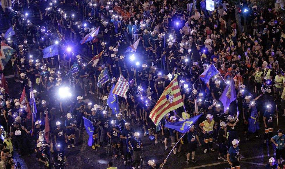 Νυχτερινή πορεία: Χιλιάδες Ισπανοί στο πλευρό των ανθρακωρύχων