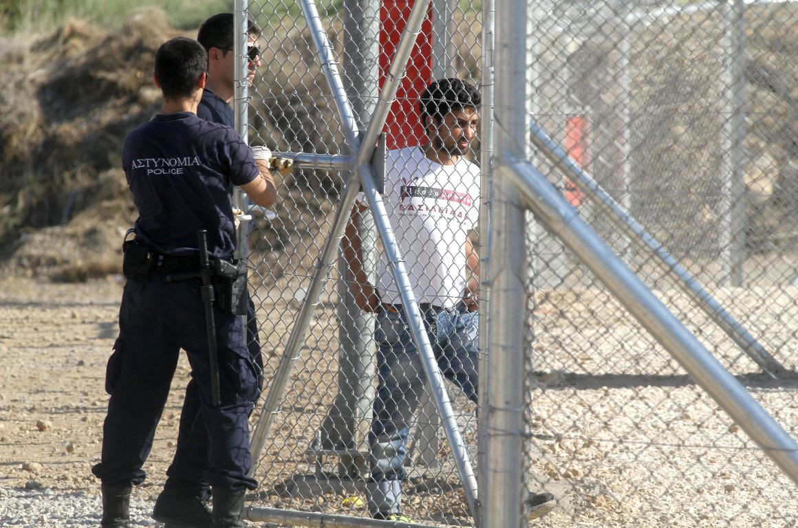 Eίκοσι πέντε κέντρα κράτησης μεταναστών προανήγγειλε ο Δένδιας