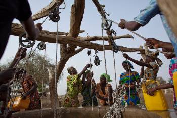 Αφρική: Τα μονοπώλια βάζουν στο χέρι και το νερό