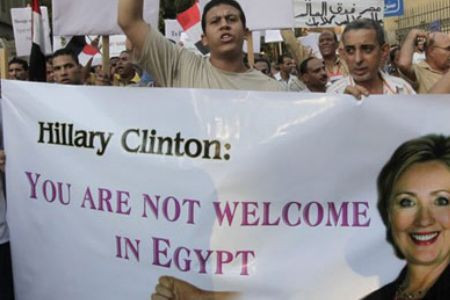 Αίγυπτος: Υποδοχή στην Κλίντον με παπούτσια και ντομάτες