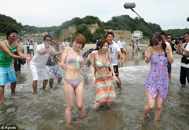 Το πρώτο κολύμπι στα νερά της Φουκουσίμα