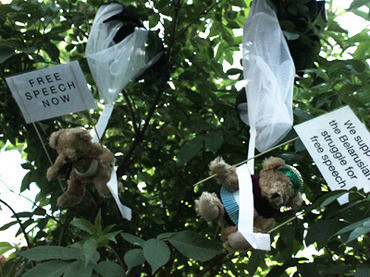 Λούτρινα αρκουδάκια μετέφεραν μηνύματα ελευθερίας στη Λευκορωσία