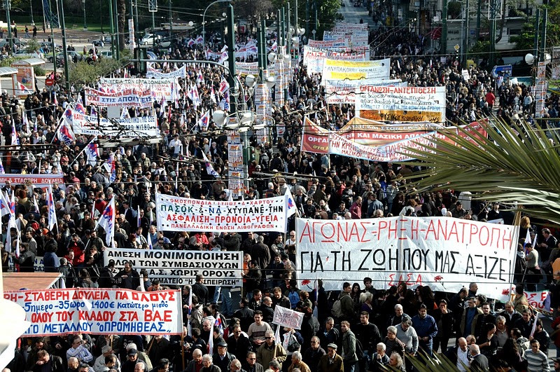 Guardian: Δύσκολη η επιβίωση της τρικομματικής στην Ελλάδα