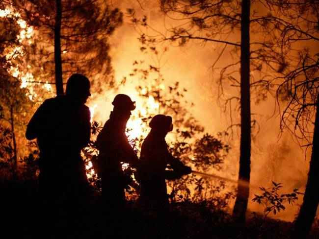 Με τη βοήθεια του στρατού και των Σέρβων συνεχίζεται η κατάσβεση της πυρκαγιάς στο Άγιο Όρος