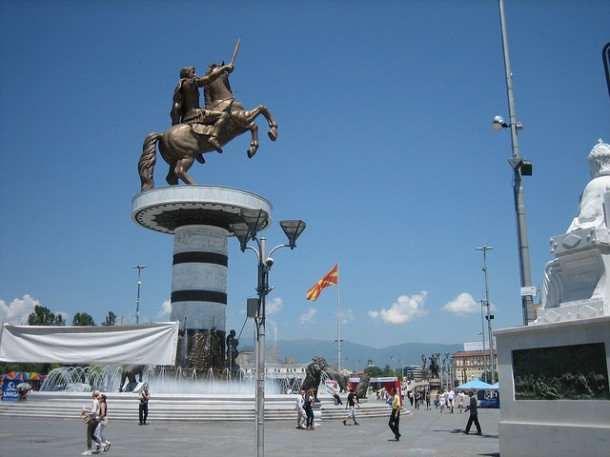 Προσπαθούν να «ξαναγράψουν την ιστορία» στην ΠΓΔΜ