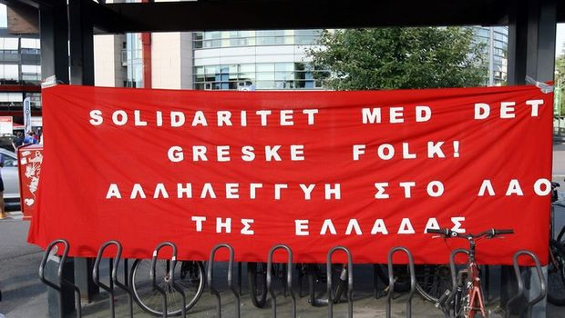 Πανό αλληλεγγύης στην Ελλάδα έξω από το Ullevaal Stadion