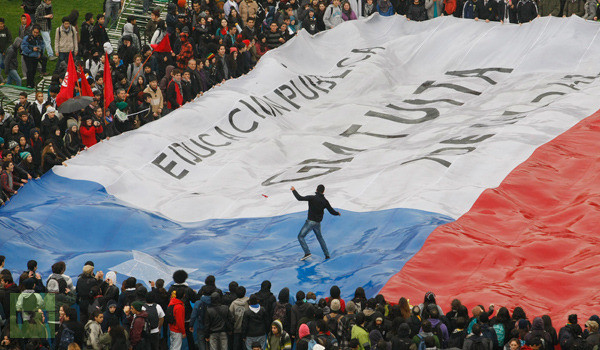 Χιλή: Εισβολή αστυνομίας σε καταλήψεις ενώ οι φοιτητές φωνάζουν για δημόσια Παιδεία