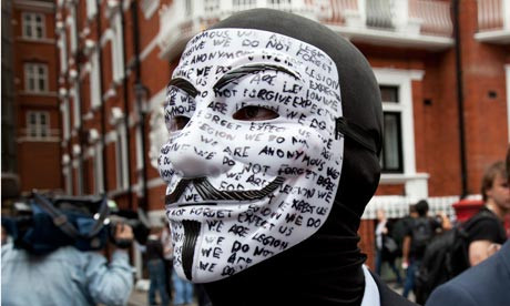 Επιθέσεις των Anonymous κατά βρετανικών ιστοσελίδων υπέρ Ασάνζ