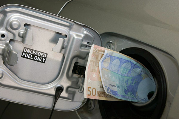 Πώς προκύπτουν τα 2 ευρώ της αμόλυβδης βενζίνης;