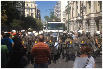 Τα ΜΑΤ μπλόκαραν την πορεία των απορριμματοφόρων