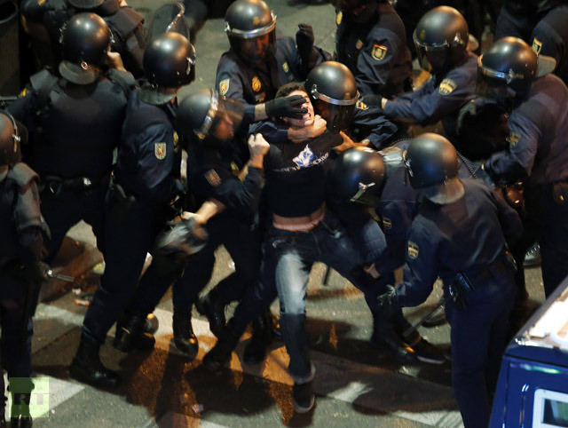Σε κλοιό διαδηλωτών το ισπανικό κοινοβούλιο – Δακρυγόνα και πλαστικές σφαίρες