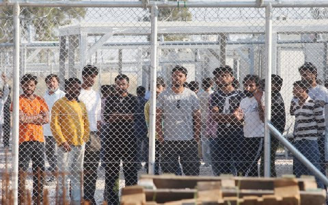 Ψηφίστηκε ο νόμος για τα κέντρα κράτησης μεταναστών