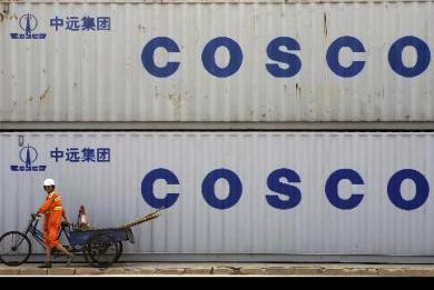 NYT: Νέα ήθη εισάγει η COSCO στο λιμάνι του Πειραιά