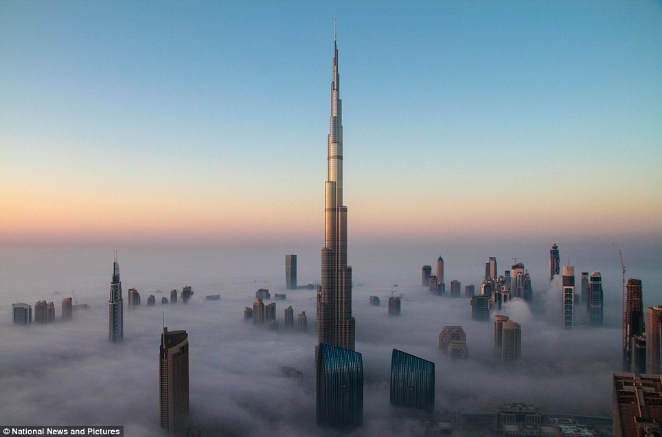 Ο πύργος του Ντουμπάι σκίζει τον ουρανό