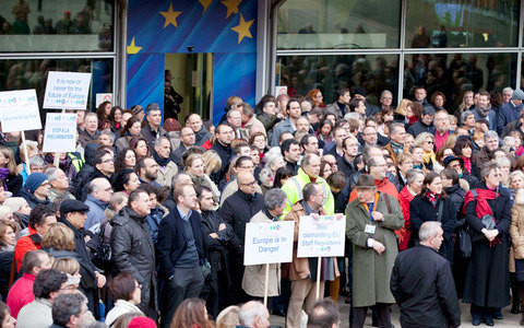 Σε απεργία οι υπάλληλοι της ΕΕ για τις περικοπές μισθών και δαπανών