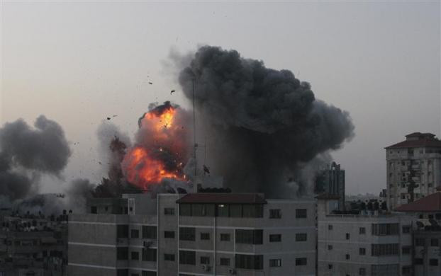 Ποιος σκοτώνει στην Γάζα; Υπογράφουν ο Νόαμ Τσόμσκι και οκτώ προσωπικότητες