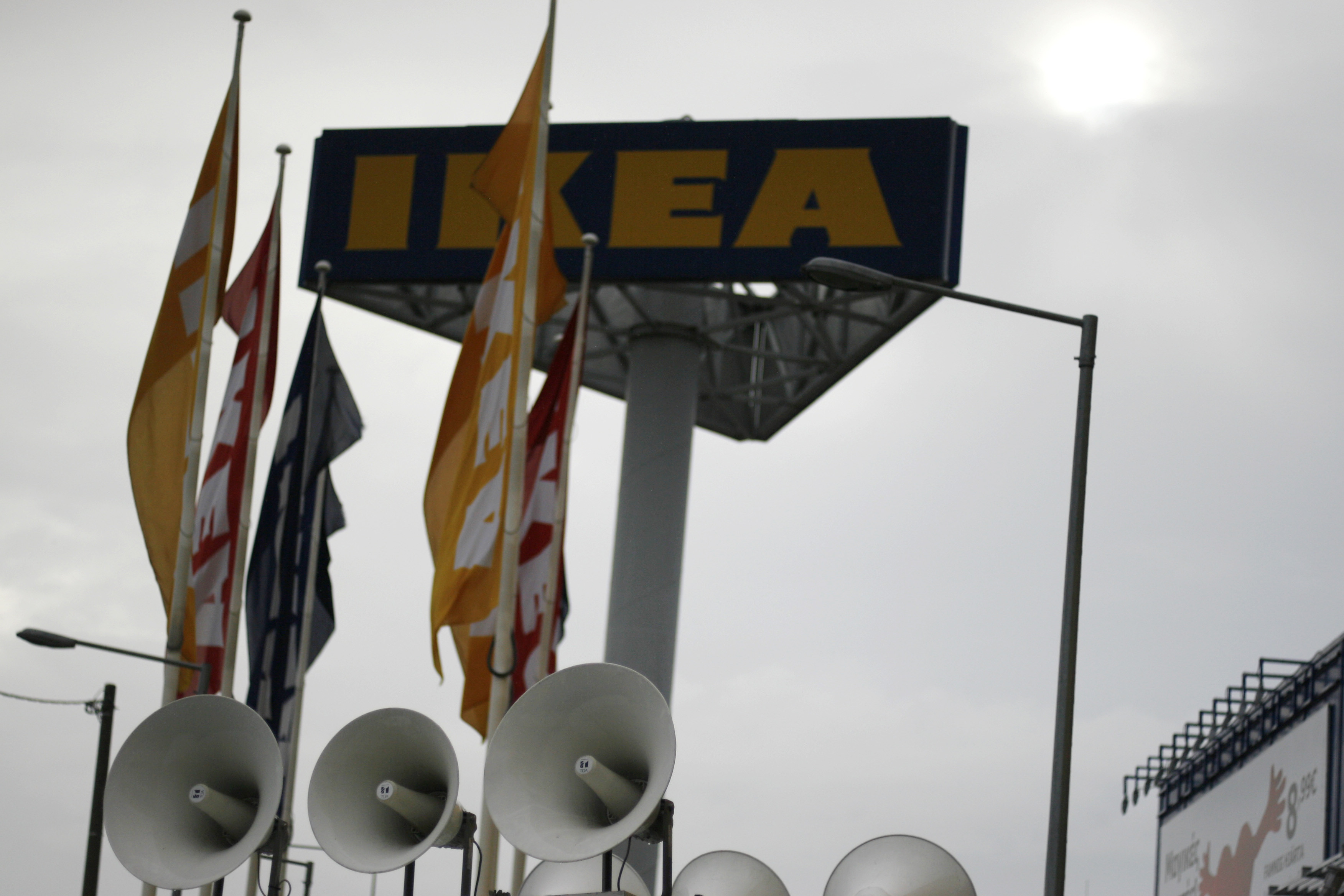Ιδού η συνταγή επιτυχίας στην ελληνική IKEA: Ακριβά έπιπλα, μειώσεις μισθών