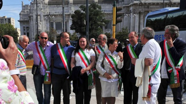 Ιταλία: Κατά του «Συμφώνου Ηλιθιότητας» διαδήλωσαν χιλιάδες δήμαρχοι
