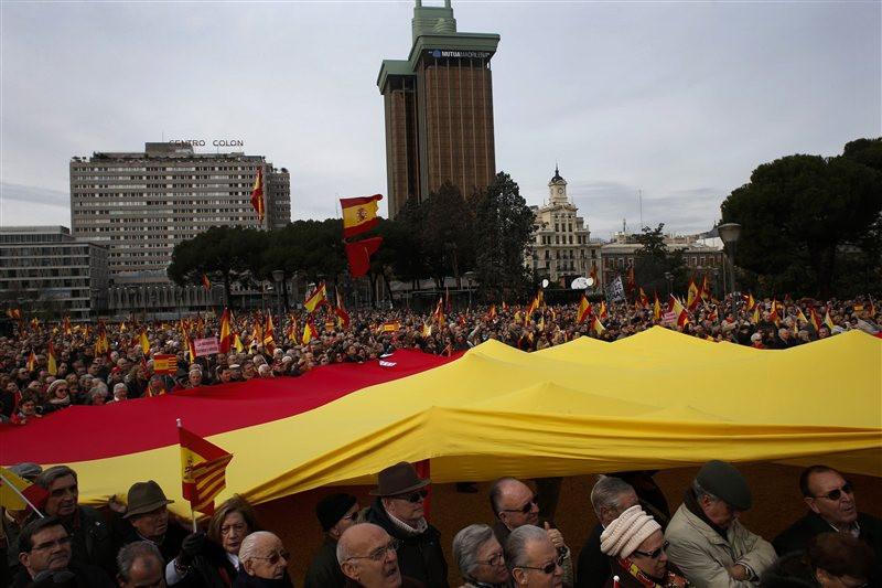 Υπέρ της ενότητας της χώρας διαδήλωσαν χιλιάδες στην Ισπανία
