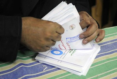 Μετρούν ψήφους και επεισόδια στην Αίγυπτο