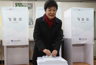 H Παρκ Γκεούν-χίε πρώτη γυναίκα πρόεδρος της Ν. Κορέας