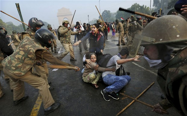 Ινδία: Αυστηρά μέτρα ασφαλείας εν μέσω διαδηλώσεων για τον ομαδικό βιασμό
