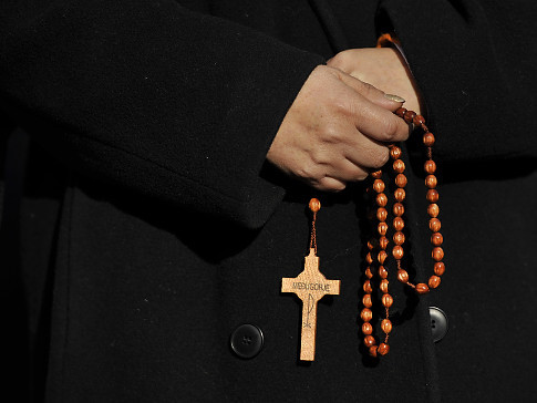 Ιταλός ιερέας: Η βία κατά των γυναικών ξεκινά από τα άπλυτα πιάτα