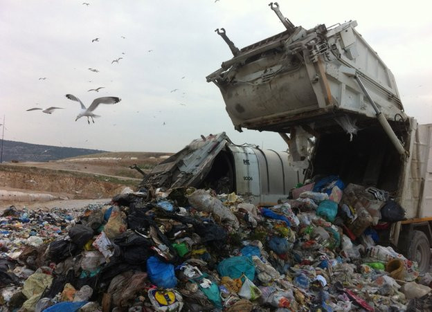 BBC: Η Ελλάδα θάβεται στα σκουπίδια