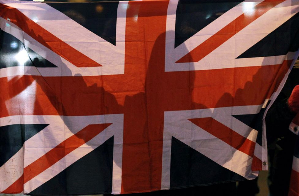 Στο δημαρχείο του Μπέλφαστ κυματίζει η βρετανική σημαία