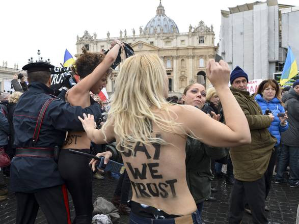 «Σκάσε ομοφοβικέ» φώναξαν γυμνόστηθες ακτιβίστριες στον Πάπα