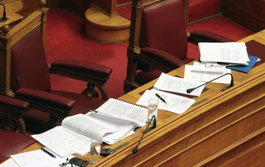 Τι ψήφισε η Βουλή με όλα τα βλέμματα στα καλάσνικοφ