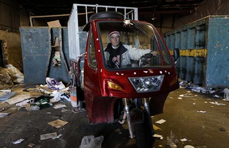 Reuters: Ψάχνοντας στα σκουπίδια για μια αξιοπρεπή διαβίωση