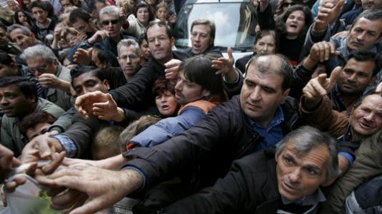 Ένας τραυματίας στη λαϊκή έξω από το υπουργείο Αγροτικής Ανάπτυξης