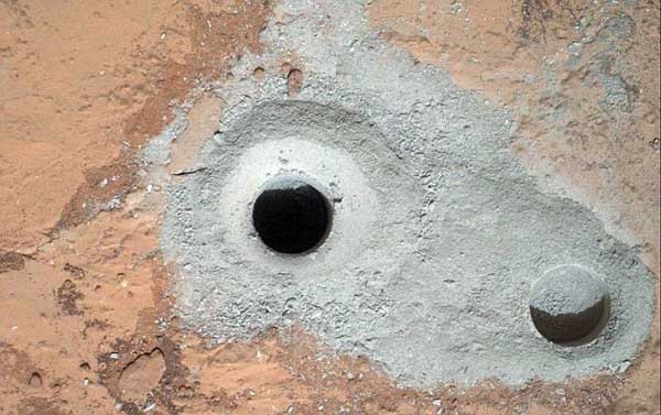 Το Curiosity έσκαψε για πρώτη φορά την επιφάνεια του Κόκκινου Πλανήτη