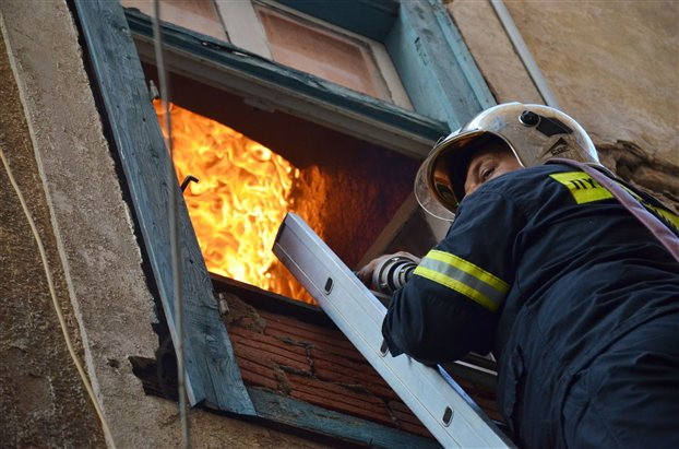 Ενας νεκρός από πυρκαγιά σε ίδρυμα στον Κορυδαλλό