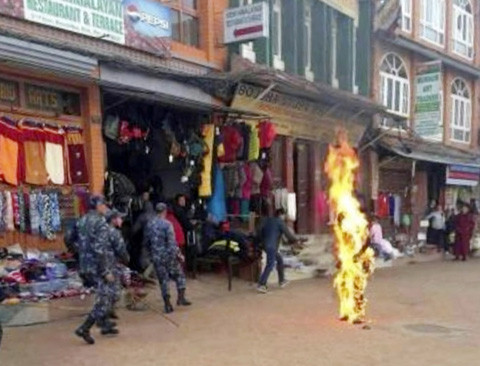 Θιβετιανός που αυτοπυρπολήθηκε υπέκυψε στα τραύματά του