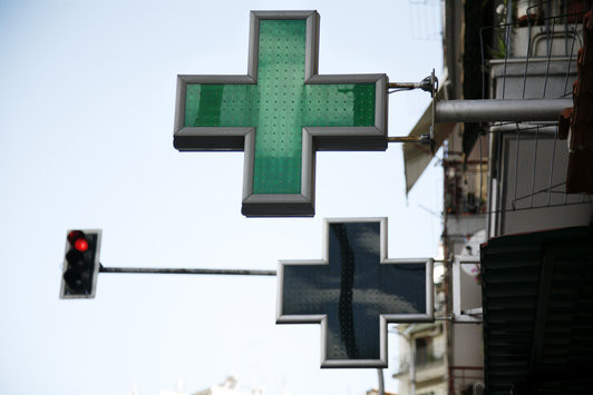 Guardian: Πανικός στην Ελλάδα λόγω της έλλειψης φαρμάκων