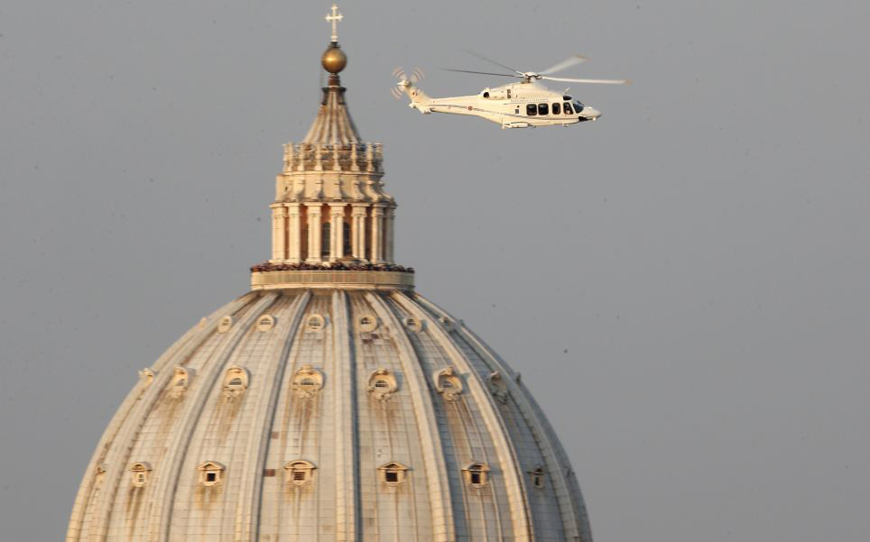 Με ελικόπτερο εγκατέλειψε το Βατικανό ο Βενέδικτος
