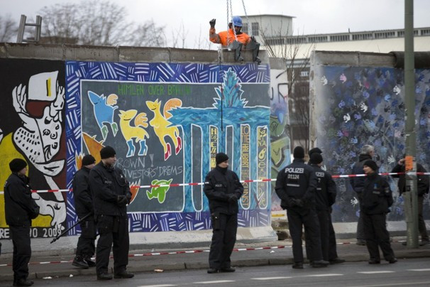 Διαδηλωτές εμπόδισαν την κατεδάφιση του Τείχους του Βερολίνου