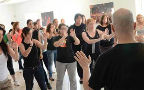 Μαθήματα καράτε σε γυναίκες από τη Χρυσή Αυγή