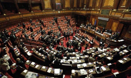 Λύση στο πολιτικό αδιέξοδο αναζητά το ιταλικό Κοινοβούλιο