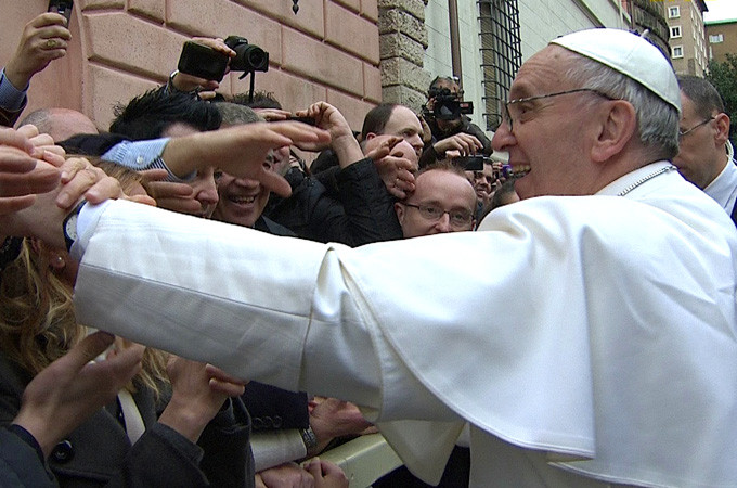 Πλήθος κόσμου στην πρώτη λειτουργία του νέου Πάπα