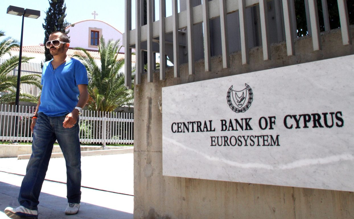 Περιορισμούς στη διακίνηση χρημάτων εξετάζει η Κύπρος